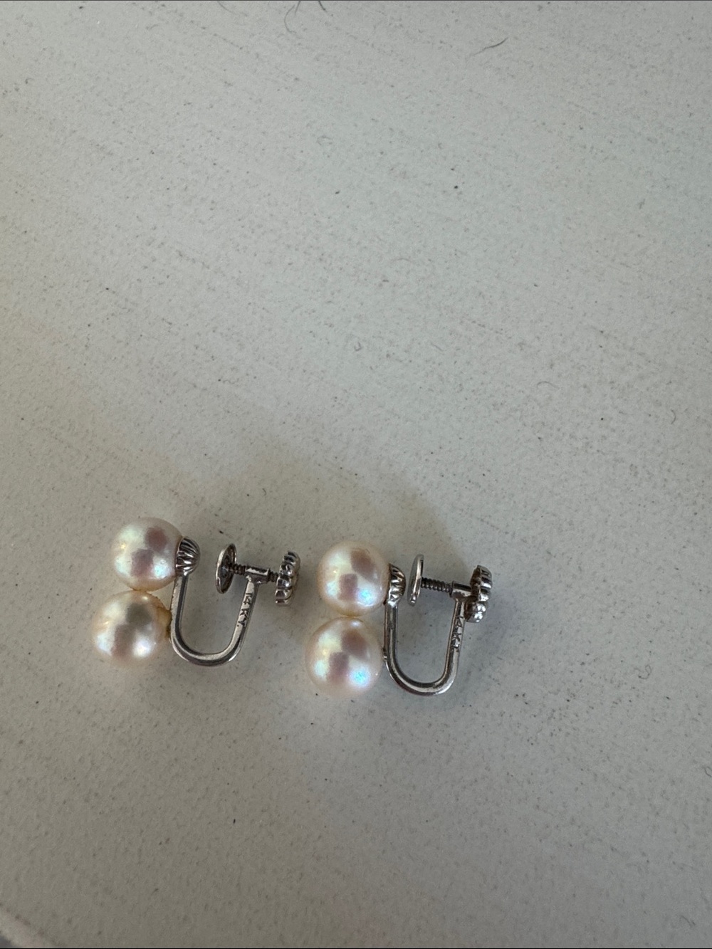 Vintage double pearl screw back earrings - Picture 2 of 4